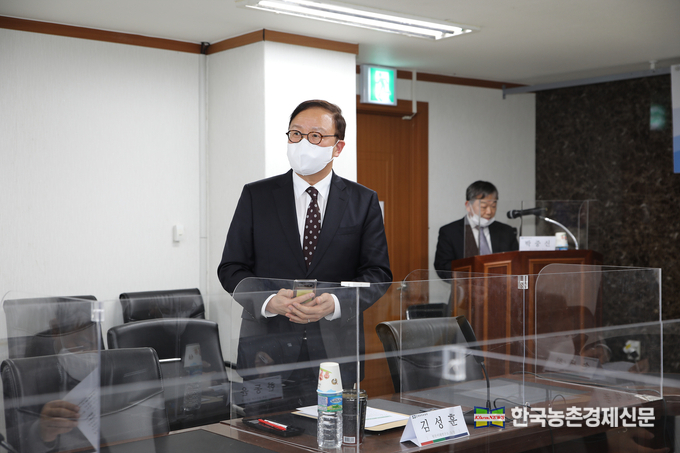 신임 김성훈 한돈미래연구소 소장은 “현안 대응과 미래 한돈의 방향 설정에 필요한 활동을 적절히 조화시킬 것이라고 하면서, 한돈 산업 발전에 필요한 노력을 다할 것”이라고 밝혔다. kenews.co.kr