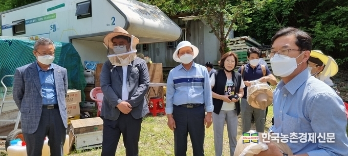 사진은 한국양봉협회(회장 윤화현)와 농진청 양봉전문가들이 현장 작황조사를 하고 있는 자료사진이다. kenews.co.kr