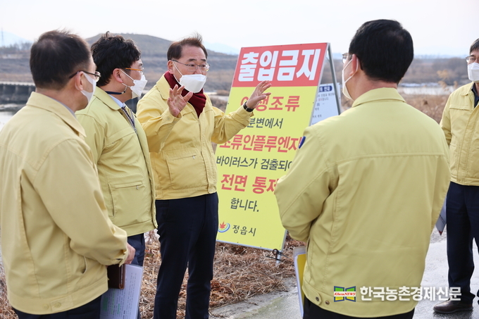 농림축산식품부는 최근 야생멧돼지 ASF 검출 지역인 보은·상주·울진에 대한 긴급 방역조치와 함께 전국 양돈농장의 강화된 방역시설 설치를 조속히 추진하고, 겨울철새 북상 완료(3월) 전까지 기존 AI 발생 인근지역에 대한 검사·예찰·소독 강화 등을 집중 실시할 계획이다. 사진은 김종훈 차관이 최근 AI 방역 현장을 둘러보고 있는 모습이다.kenews.co.kr