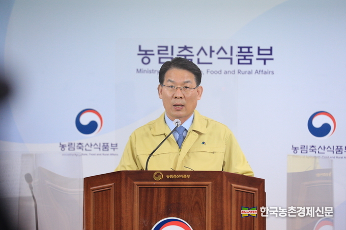 농림축산식품부는 최근 야생멧돼지 ASF 검출 지역인 보은·상주·울진에 대한 긴급 방역조치와 함께 전국 양돈농장의 강화된 방역시설 설치를 조속히 추진하고, 겨울철새 북상 완료(3월) 전까지 기존 AI 발생 인근지역에 대한 검사·예찰·소독 강화 등을 집중 실시할 계획이다. 김인중 차관보가 e-브리핑을 하고있는 모습. kenews.co.kr