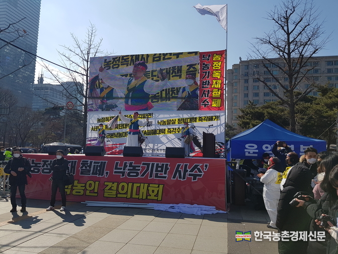 낙농가들의 국회 앞 농성투쟁 2일차, 매서운 한파가 수도권을 강타한 가운데, 낙농가의 생존권 투쟁에 대한 사회적관심이 점차 고조되고 있다. 사진은 최근 열린 낙농인 국회앞 궐기대회 모습이다. <사진= 라이브팜뉴스 kenews.co.kr>
