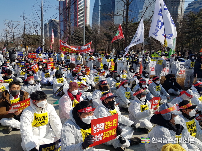 매서운 한파가 수도권을 강타한 가운데, 낙농가의 생존권 투쟁에 대한 사회적관심이 점차 고조되고 있다. 사진은 최근 열린 낙농인 국회앞 궐기대회 모습이다. <사진= 라이브팜뉴스 kenews.co.kr>