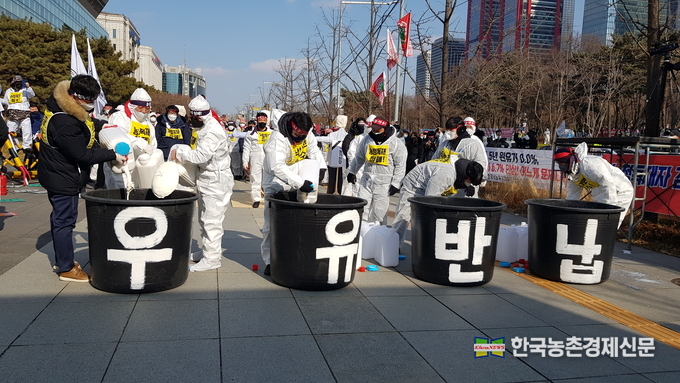 매서운 한파가 수도권을 강타한 가운데, 낙농가의 생존권 투쟁에 대한 사회적관심이 점차 고조되고 있다. 사진은 최근 열린 낙농인 국회앞 궐기대회 모습이다. <사진= 라이브팜뉴스 kenews.co.kr>