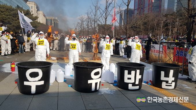 매서운 한파가 수도권을 강타한 가운데, 낙농가의 생존권 투쟁에 대한 사회적관심이 점차 고조되고 있다. 사진은 최근 열린 낙농인 국회앞 궐기대회 모습이다. <사진= 라이브팜뉴스 kenews.co.kr>