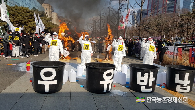 매서운 한파가 수도권을 강타한 가운데, 낙농가의 생존권 투쟁에 대한 사회적관심이 점차 고조되고 있다. 사진은 최근 열린 낙농인 국회앞 궐기대회 모습이다. <사진= 라이브팜뉴스 kenews.co.kr>