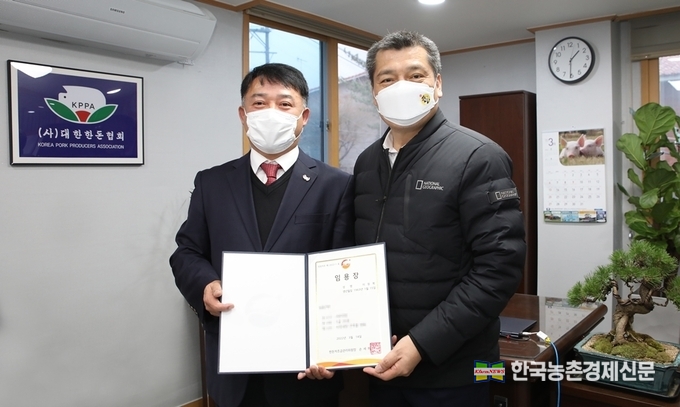 14일 제2축산회관에서 취임식을 가진 이원복 신임 사무국장(왼쪽)과 손세희 위원장(오른쪽).kenews.co.kr 