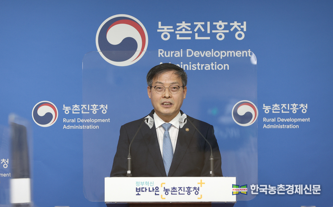 e브리핑에서 박병홍 농촌진흥청장은 “4차 산업혁명 흐름은 거부할 수 없는 현실이다. 농업분야에 4차 산업혁명 기술을 적극 도입하여 지속가능한 농업을 구현하고, 많은 청년농업인이 정착하는 농촌을 구현하는데 농촌진흥청이 앞장서겠다”라며, “디지털 농업기술 개발 및 서비스 확충을 위해 관련분야 우수한 연구인력 양성에도 최선을 다하겠다”고 힘주어 말했다. 나남길 kenews.co.kr