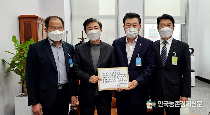 전국 농업협동조합장 일동은 17일 국회 농림축산식품해양수산위원회 김태흠 위원장(국민의힘, 충남 보령시서천군)을 방문하여 농업농촌 발전을 위한 '대정부·국회 건의문'을 전달했다.(사진 왼쪽부터 김혜경 충남 웅천농협 조합장, 김태흠 국회 농해수위 위원장, 송영조 부산 금정농협 조합장, 조규용 경기 가평축협 조합장). kenews.co.kr