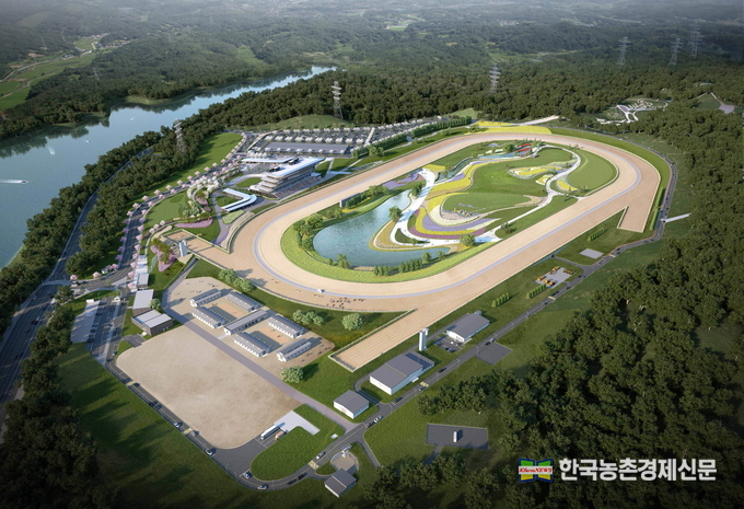 영천경마공원은 경상북도 영천시 금호읍 일대의 44만평 부지에 단계별로 건설사업이 진행된다. 1단계 사업은 20만평 부지에 당초 1,570억 사업비보다 287억이 증가한 1,857억을 투입하여 8종의 다양한 경주거리 구성과 안전성을 고려한 2면의 경주로와 관람편의 기능을 갖춘 독창적 디자인의 관람대 등 31개동 건축물이 들어선다. kenews.co.kr