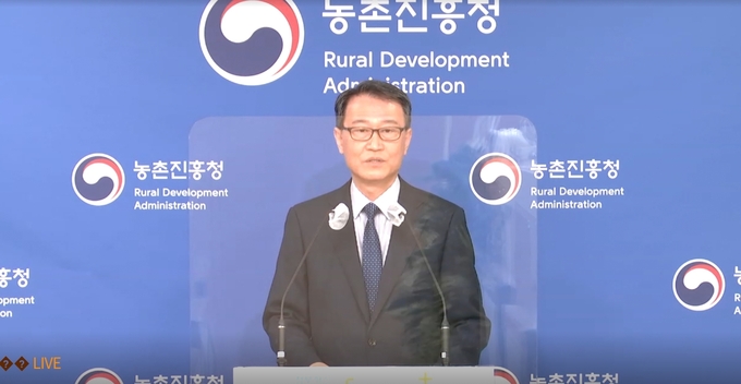 농촌진흥청은 농어업인의 복지 증진과 농어촌지역개발 정책을 효과적으로 추진하기 위해 전국 농어촌 4,000가구를 대상으로 한 ‘2021 농어업인 등에 대한 복지실태조사’ 결과를 발표했다. 사진은 국립농업과학원 김상남 원장이 e-브리핑을 하고 있는 모습이다. 김상남 원장은 “이번 조사로 농어촌 주민들의 사회안전망 관련 수치가 상승했으며, 보건의료와 복지서비스 부문에서 개선이 필요한 과제들을 확인할 수 있었다.”라며, “앞으로 청년 가구, 노인 1인 가구처럼 주민별로 맞춤형 정책지원이 이뤄질 수 있도록 복지실태 변화를 계속 모니터링 하겠다.”라고 말했다. kenews.co.kr
