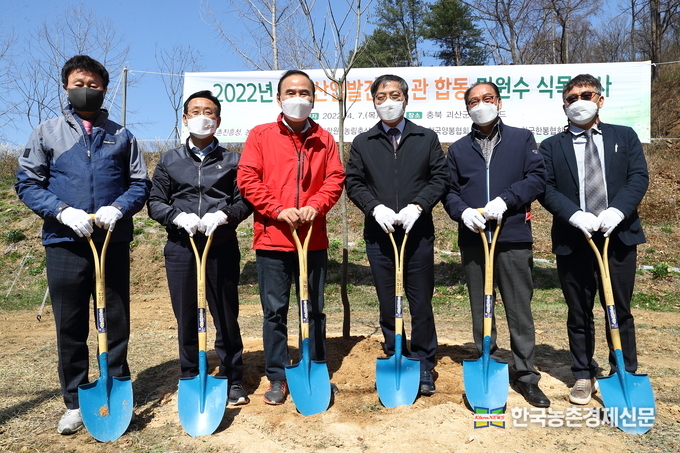7일 충북 괴산 꿀벌랜드에서 농촌진흥청, 국립산림과학원, 괴산군, 한국양봉협회, 한국양봉학회, 한국한봉협회, 한국양봉농협이 함께 밀원수 3,500그루를 심는 식목행사가 열렸다. 이날 행사에는 신동운 괴산군의회 의장, 이차영 괴산군수, 박덕흠 국회의원, 박병홍 농촌진흥청장, 윤화현 양봉협회회장, 정철의 양봉학회장이 참석했다. <괴산= 나남길 kenews.co.kr>