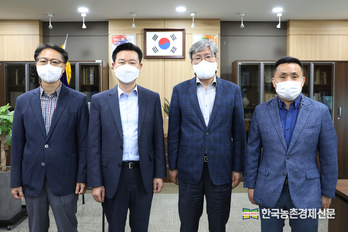 한국농수산대학(총장 조재호)은 한농대 산하 부속기관인 산학협력단(단장 정달상)과 농업회사법인 우듬지팜(주)(대표 강성민)이 4월 13일(수) 한농대에서 산학협력을 위한 가족회사 업무협약을 체결, 한농대 제1호 가족회사가 됐다. kenews.co.kr