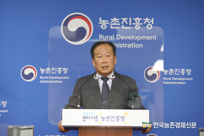 농촌진흥청 국립원예특작과학원 이지원 원장이 지구온난화 영향에 대해 e-브리핑을 하고있다.이 자리에서 이 원장은 “온난화로 고품질 과일을 생산할 수 있는 재배 적지가 줄어들 것으로 예상되는 만큼 이에 맞는 품종과 재배법을 보급하고, 재배지 증가 작물의 경우 수출, 가공품 개발 등을 통해 소비 확대에 힘쓰겠다.”라고 말했다. 이어 “주요 과수 작물뿐만 아니라, 원예·특용 작물의 재배지 변동 예측 지도도 제작해 공개할 계획이다.”라고 덧붙였다. <사진= 농촌진흥청 kenews.co.kr>
