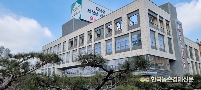 서울우유협동조합이 2022년도 한국생산성본부가 조사한 산업별 국가브랜드경쟁력지수(NBCI)에서 우유 부문 1위에 선정되며 13년 연속 1위를 달성했다. 사진은 서울우유협동조합 전경모습이다. kenews.co.kr
