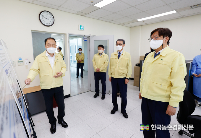 17일 조재호 농촌진흥청장이 취임 후 첫 현장 일정으로 '과수화상병 현장진단실'이 설치된 경기도 수원시 국립농업과학원 농업유전자원센터를 찾아 과수화상병 대응상황을 점검하고 있다. 사진제공 = 농촌진흥청 kenews.co.kr