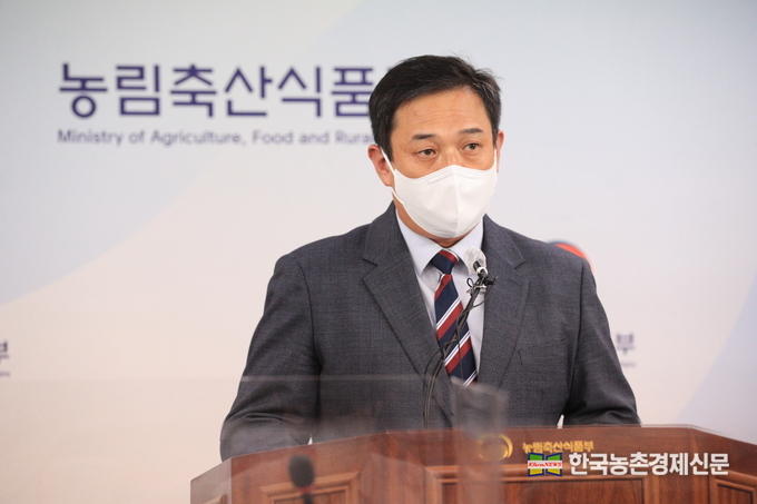 농림축산식품부(장관 정황근)는 5월 18일(수), 한국식품산업협회에서 권재한 식품산업정책실장 주재로 식용유 수급상황 점검회의를 개최하였다. 전한영 식품산업정책관이 설명을 하고 있다. kenews.co.kr