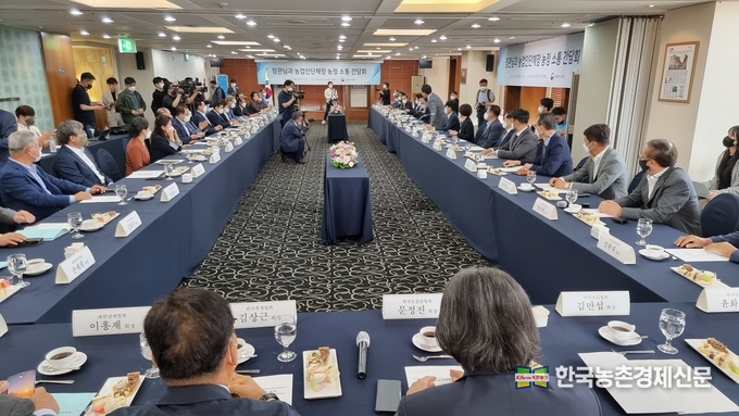 농림축산식품부 정황근 장관은 6월 2일 서울 한국프레스센터에서 주요 농업인단체장을 초청하여 농정 소통 간담회를 개최하였다. 간담회에는 이은만 한국농축산연합회 회장, 이학구 한국종합농업단체협의회 회장, 양옥희 농민의길 상임대표, 이승호 축산관련단체협의회 회장, 윤화현 한국양봉협회장 등 전체 37개 농업인 단체장들이 참석했다. kenews.co.kr