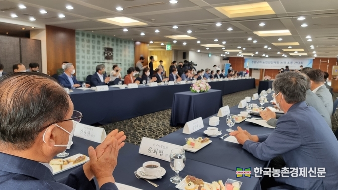 농림축산식품부 정황근 장관은 6월 2일 서울 한국프레스센터에서 주요 농업인단체장을 초청하여 농정 소통 간담회를 개최하였다. 간담회에는 이은만 한국농축산연합회 회장, 이학구 한국종합농업단체협의회 회장, 양옥희 농민의길 상임대표, 이승호 축산관련단체협의회 회장, 윤화현 한국양봉협회장 등 전체 37개 농업인 단체장들이 참석했다. 나남길 kenews.co.kr