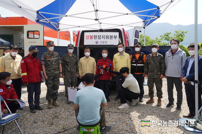 남성현 산림청장이 3일 오전 경남 밀양시 부북면 산불현장지휘본부에서 유관기관 관계자들과 산불 주불 진화 완료 선언을 하고 있다. 남 청장은 "행정안전부, 국방부, 소방청, 경찰청, 지방정부 등 기관간 협조 체계로 인명피해 없이 산불 주불을 진화할 수 있었다"라고 말했다. 또한, "전국재해구호협회, 대한적십자사, 경남자원봉사센터, 기업 등에서 자원봉사와 식사, 부식 등 많은 지원을 해주셨다"라며 감사를 표했다.<br>
남 청장은 "산불 재발화 방지를 위해 12대의 산불진화헬기, 지상진화대원을 남겨 잔불 진화를 최대한 지원할 계획"이라며, "밀양시를 중심으로 잔불정리와 뒷불감시를 철저히 해 주실 것"을 당부했다.<사진=산림청 kenews.co.kr>