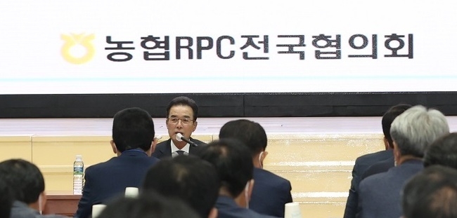 농협은 6월 2일 농협중앙회에서 미곡종합처리장(RPC) 운영 조합장 등 150여명이 참석한 가운데 '농협 RPC 전국협의회 임시총회'를 개최하였다. 이성희 농협중앙회장은 “쌀 시장격리를 위한 농정활동에 애써주신 조합장님들께 진심으로 감사의 말씀을 드린다”면서 “범농협 차원의 쌀소비 촉진운동 전개를 통해 쌀 가격 지지와 과잉재고 해소에 최선을 다하겠다”고 말했다. kenews.co.kr
