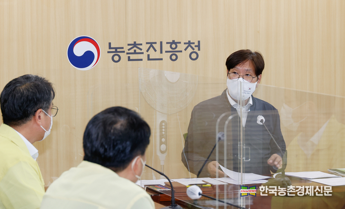 조재호 농촌진흥청장이 6일 전북 전주시 농촌진흥청 가뭄대책 상황실에서 관계관들과 가뭄 상습피해지역 사전대응과 농가 기술지도 방안에 대해 논의하고 있다. <사진 = 농촌진흥청 kenews.co.kr>