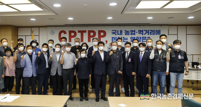 더불어민주당 서삼석 의원(영암·무안·신안)은 13일(월) 국회의원회관에서 주최한 ‘CPTPP, 국내 농업‧먹거리에 미치는 영향은?’토론회에서 이같이 밝혔다.<br>
“정부 농업피해 산정 규모는 대폭 축소되었다는 논란이 있고 구체적인 지원대책도 내놓지 않으면서 현장 목소리와 괴리된 일방통행식 통상협정을 추진하고 있다”는 것이 서삼석 의원의 지적이다. kenews.co.kr