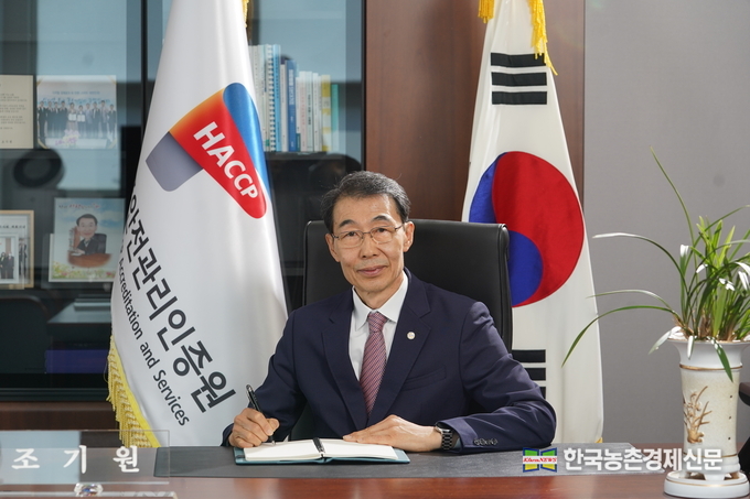 조기원 원장은 “끊임없는 환경변화에 적극 대응하고 국민의 안심먹거리 공급이라는 본연의 사업을 안정적으로 수행하기 위하여 전 직원이 함께 노력한 결과”이며, “아울러 새 정부의 국정과제에 부합한 과제를 적극 발굴하여 지속가능한 식품안전관리를 구현함으로서 공공기관의 사회적 책임도 적극 이행하겠다”고 밝혔다. 나남길 kenews.co.kr