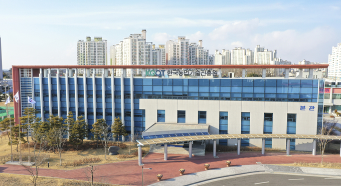한국농업기술진흥원은 기획재정부에서 주관한 ‘2021년도 공공기관 경영실적 평가’ 결과 종합 A등급을 획득하여 5년 연속 우수 공공기관으로 평가받았다고 밝혔다. kenews.co.kr