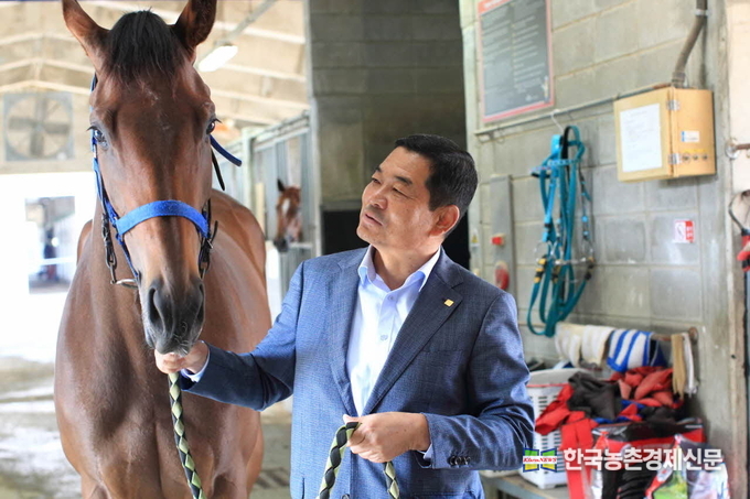 경남 밀양에서 경주마목장을 운영 하고 있는 손병철 마주(61)가 국내 최초 암말 삼관마를 탄생시키며 경주마 생산업계 관심이 집중되고 있다. 지금까지 제주에 있는 경주마 목장들이 독식해 오던 경주마 생산 산업이 내륙에서도 성장할 가능성을 높였기 때문이다. kenews.co.kr