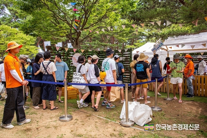한우자조금관리위원회가 최근 강원도 양양오토캠핑장에서 개최된 ‘2022 고아웃 캠프’와 서울 올림픽공원에서 진행된 ‘2022 서울 파크 뮤직 페스티벌’에 참여해 한우와 함께하는 각양각색 프로그램을 선보이며 시민들의 오감에 즐거움을 선사했다. kenews.co.kr