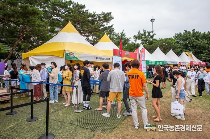 한우자조금관리위원회가 최근 강원도 양양오토캠핑장에서 개최된 ‘2022 고아웃 캠프’와 서울 올림픽공원에서 진행된 ‘2022 서울 파크 뮤직 페스티벌’에 참여해 한우와 함께하는 각양각색 프로그램을 선보이며 시민들의 오감에 즐거움을 선사했다. kenews.co.kr