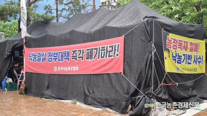 국회 앞 천막농성장에 전국을 대표하는 낙농지도자들이 함께 모였다. 한국낙농육우협회(회장 이승호)는 6월 29일(수) 긴급 회장단회의(회장, 부회장, 도연합지회장, 감사)를 개최하고, 제2차 강경투쟁에 대해 협회지침 즉각 이행키로 결의하면서 회장단 입장문을 채택하였다. kenews.co.kr