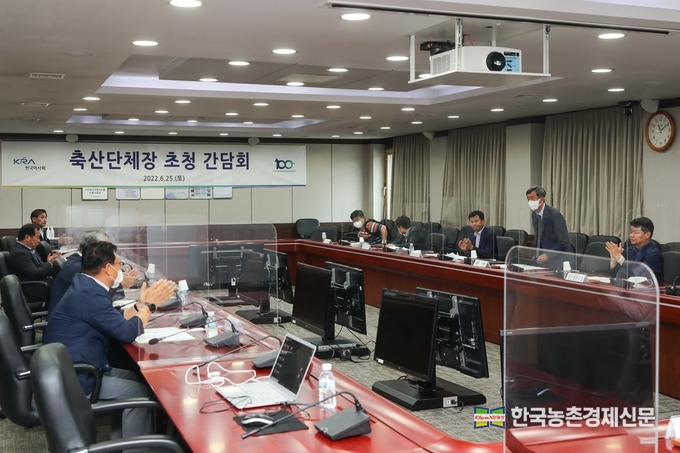 한국마사회(회장 정기환)와 축산관련단체협의회(회장 이승호)는 25일(토), 경기도 과천 서울경마공원에서 ‘마사회-축산관련단체협의회 간 소통 간담회’를 개최했다. kenews.co.kr