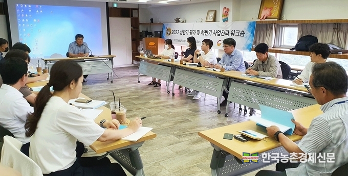 지난 6월 30일부터 7월 1일까지 강원도 원주시 소재 돼지문화원에서 개최된 한돈자조금의 ‘2022 상반기 평가 및 하반기 사업전략 워크숍’에서 손세희 위원장과 직원들이 의견을 나누고 있다. kenews.co.kr