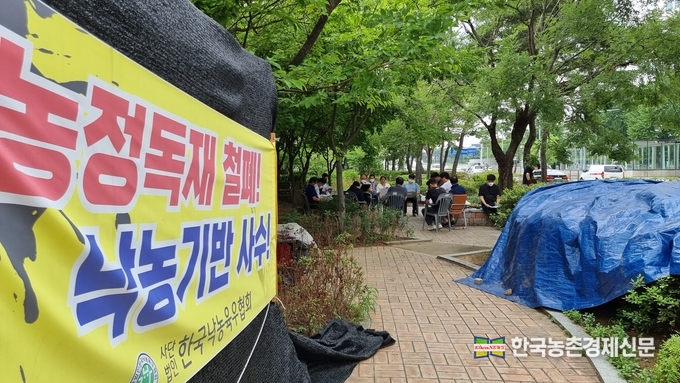 낙농가들을 대표하는 낙농육우협회가 7월 8일 국회인근 농성투쟁장에서 농업전문지를 상대로 낙농가들의 요구사항과 정부 낙농대책의 문제점에 대해 하소연을 하고 있다. 박시경 kenews.co.kr