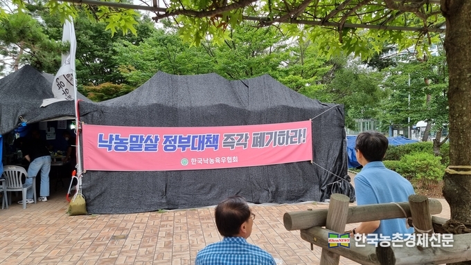 한국낙농육우협회에 따르면, 지난 6월 29일 회장단회의 결정에 따라, 제2차 강경투쟁 전 낙농가의 어려움을 대외에 알리고자 충남(7.11), 전북(7.15), 충북(7.19)을 시작으로 각 도청 등에서 도별 궐기대회(우유반납투쟁)를 전개할 계획이라고 밝혔다. 국회앞 농성장 모습. kenews.co.kr