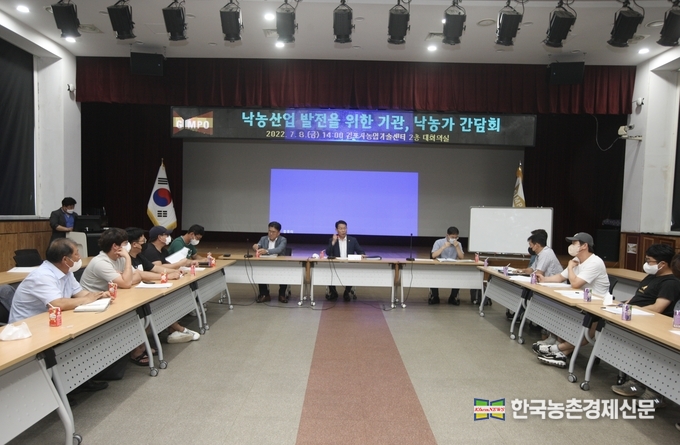 농림축산식품부(장관 정황근)는 물가 상승으로 인한 소비자 부담을 완화하기 위해 관계부처 합동으로 마련한 ‘고물가 부담 경감을 위한 생활안정 지원방안(이하 대책)’에 맞추어 국내 축산농가의 생산·출하비 부담 완화를 위한 지원책을 추진한다고 밝혔다. 사진은 8일 김포에서 열린 정부와 관련기관이 나눈 낙농인과의 간담회 모습이다. kenews.co.kr 