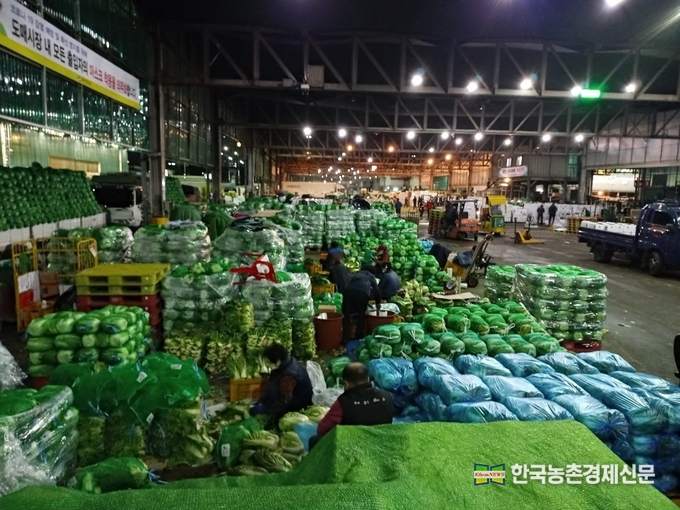 서울시농수산식품공사(사장 문영표)에 따르면 가락시장 청과부류 중 채소부류는 ’22. 8. 4.(목) 저녁까지 경매가 열리고 ’22. 8. 7.(일) 저녁부터 다시 개장할 예정이며, 과일부류는 ’22. 8. 5.(금) 아침 경매를 끝으로 휴장했다가 ’22. 8. 8.(월) 새벽 경매가 재개된다. kenews.co.kr