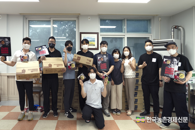 하림이 송훈 셰프와 오중석 사진작가와 함께 서울소년분류심사원을 방문해 오피스어택 이벤트에 당첨된 직원들에게 더미식 장인라면 1000봉을 증정했다.나하은 kenews.co.kr