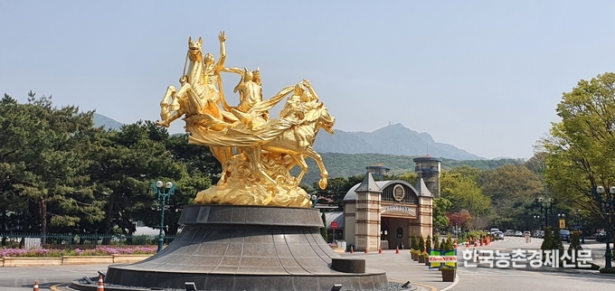 국민의힘 안병길 의원(부산 서·동구, 국회 농해수위)은 19일(화), 한국마사회 제주경마장 경주마 오류로 인한 고객 피해 재발을 방지하기 위해 한국마사회법 일부개정법률안을 대표발의했다. 사진은 한국마사회 내부 경주마 황금조각상 모습의 자료사진이다. kenews.co.kr