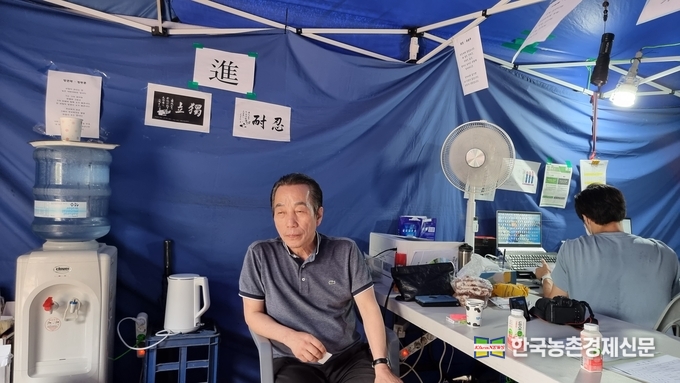 최근 정부가 용도별차등가격제와 관련하여 새로운 안을 낙농가단체측에 제시하고, 이번주부터 도별 농식품부 설명회(각 도청 주관)가 진행되고 있는 가운데 낙농가단체가 정부에 협상을 공식 제안해 향후 귀추가 주목되고 있다. 낙농육우협회는 오늘까지 국회앞에서 163일째 노숙투쟁을 하고 있다. 사진은 불볓더위에 노숙투쟁을 하고있는 이승호 회장이 벼랑에 몰린 낙농가들의 어려움을 호소하고 있는 모습이다. kenews.co.kr
