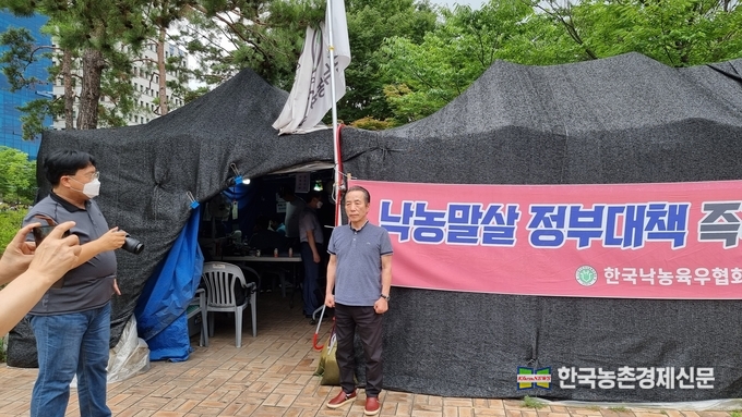 최근 정부가 용도별차등가격제와 관련하여 새로운 안을 낙농가단체측에 제시하고, 이번주부터 도별 농식품부 설명회(각 도청 주관)가 진행되고 있는 가운데 낙농가단체가 정부에 협상을 공식 제안해 향후 귀추가 주목되고 있다. 낙농육우협회는 오늘까지 국회앞에서 163일째 노숙투쟁을 하고 있다. 사진은 불볓더위에 노숙투쟁을 하고있는 이승호 회장이 벼랑에 몰린 낙농가들의 어려움을 호소하고 있는 모습이다. kenews.co.kr