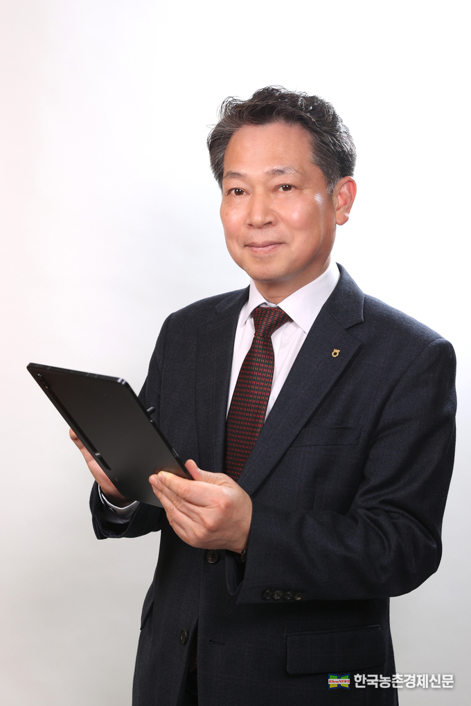 조소행 상호금융대표이사<사진>는 “고객님의 성원에 힘입어 ‘NH콕뱅크’가 반년 남짓한 짧은 시간 만에 가입고객 1백만명 순증이라는 큰 성과를 거둘 수 있었다”며, “앞으로 콕뱅크가 1천만 고객을 넘어 전 국민과 함께하는 농협의 대표 디지털 플랫폼이 될 수 있도록 최선을 다하겠다”고 말했다. kenews.co.kr