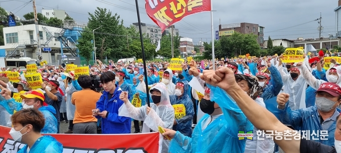 전국 낙농가들이 올해 원유가격 조정 협상위원회(낙농진흥회)에 나오지 않는 유업체를 규탄하기 위해 8일부터 12일까지 5일간 주요 유업체 규탄집회를 연다. 8일에는 폭우속에서도 매일유업 평택공장에서 전국 낙농가들이 모두 동참하여 개최하고 있다.<매일유업 시위현장= 나남길 kenews.co.kr>