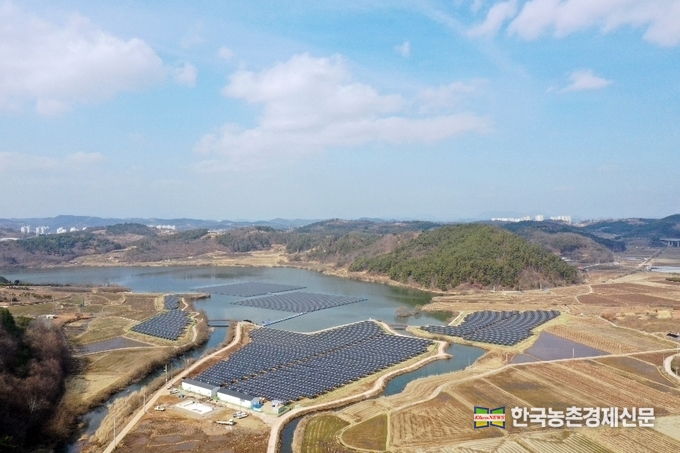 농어촌공사 박찬희 그린에너지처장은 “앞으로도 발전량 예측제도 참여를 확대해 정부 정책에 적극 동참하고 추가로 발생한 수익금은 농업생산기반시설 개보수 등에 재투자해 농업인에게 이익이 환원될 수 있도록 하겠다”고 말했다. 나남길 kenews.co.kr