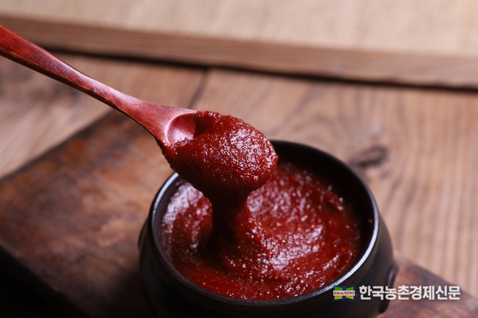한국 전통 장류인 고추장의 체지방 개선 효과가 국제적으로 인정받게 되면서 우리 장류가 글로벌 식품으로의 성장 기반을 마련하게 됐다. kenews.co.kr