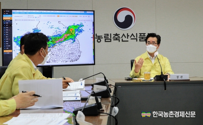 농림축산식품부(장관 정황근)는 8.8.(월)~8.11.(목) 예보된 집중호우에 대비하여 8월 8일(월) 오후, 정황근 농식품부장관 주재로 농업 부문 대비상황 및 피해 발생 시 조치계획에 대한 긴급 점검회의를 개최하였다. kenews.co.kr