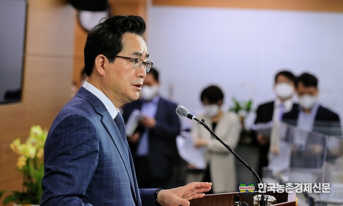 윤석열정부의 농업 핵심과제인 '식량주권' 문제해결에 포커스를 두고 있다. 이같은 내용은 10일 대통령실 농림축산식품부 업무보고 주요내용이다. 다음은 정황근 장관이 대통령실 업무보고에 앞서 직접 주요 내용들을 밝히고 있다. kenews.co.kr