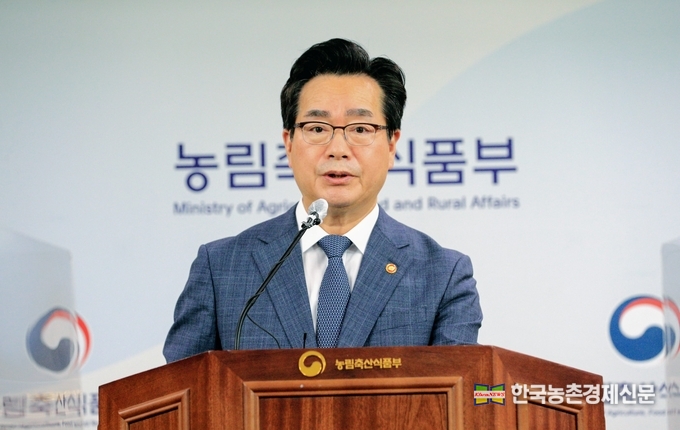 윤석열정부의 농업 핵심과제인 '식량주권' 문제해결에 포커스를 두고 있다. 이같은 내용은 10일 대통령실 농림축산식품부 업무보고 주요내용이다. 다음은 정황근 장관이 대통령실 업무보고에 앞서 직접 주요 내용들을 밝히고 있다. kenews.co.kr
