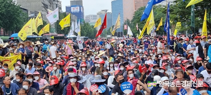 축산 생존권 사수 비상대책위원회(비대위원장 김삼주, 전국한우협회장)는 ‘수입 축산물 무관세 철회와 사료값 물가안정 대책을 촉구’하기 위해, 8월 11일(목) 13시, 서울역 12번 출구 앞에서 축산농가 최대인원(2만여명 잠정추산)을 동원해 ‘축산 생존권 사수 총 궐기대회‘를 개최하고 있다. <기동취재팀 kenews.co.kr>